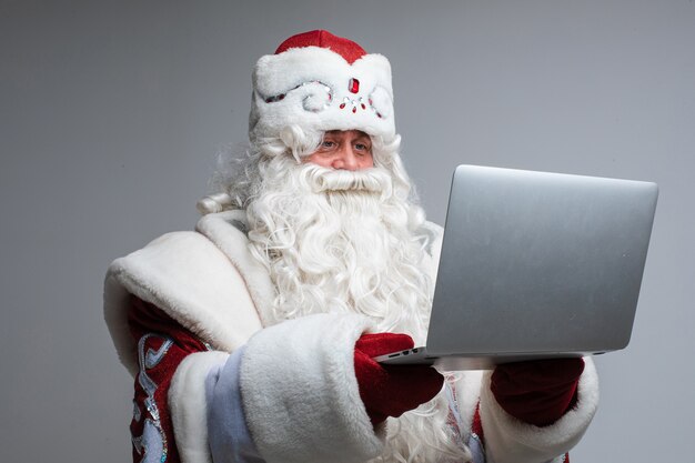 Kerstman met laptop