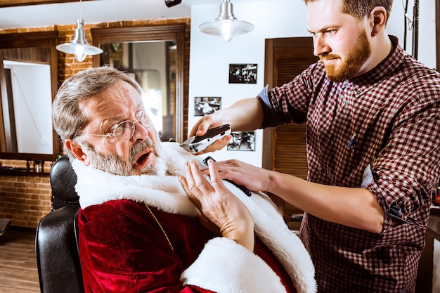 Kerstman scheert zijn persoonlijke kapper