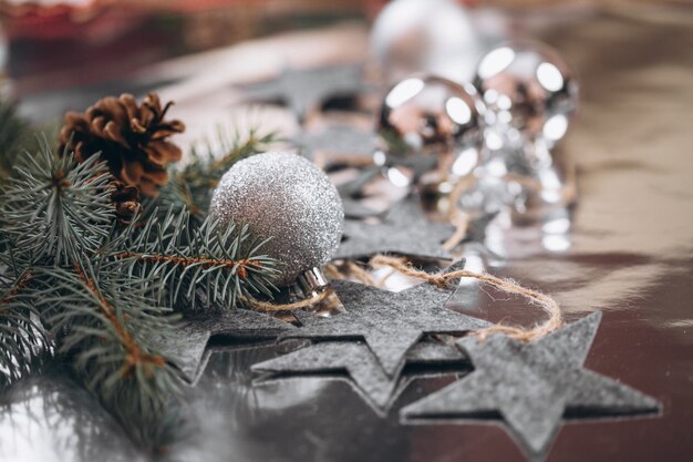 Kerstmis achtergrondlay-out op zilveren achtergrond