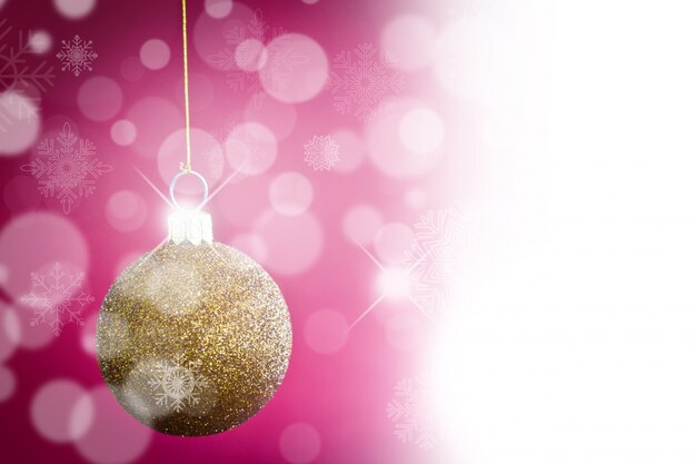 Kerstmis gouden bal met bokeh achtergrond