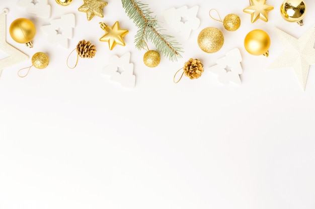 Gratis foto kerstmis gouden decoratie op wit