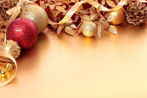 Kerstmis grens met rode en gouden ballen