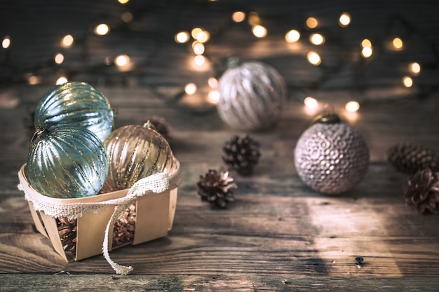 Kerstmis of Nieuwjaar achtergrond, vintage speelgoed op de kerstboom