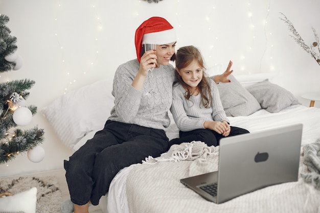 Kerstmis online. Viering kerst nieuwjaar in gesloten quarantaine voor coronavirus. Feest online. Moeder met dochter.