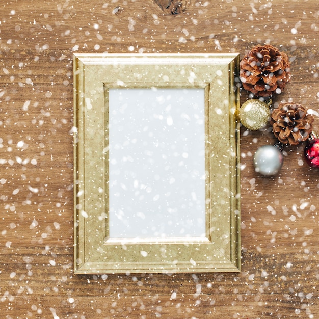 Gratis foto kerstmis sneeuwde achtergrond met frame.