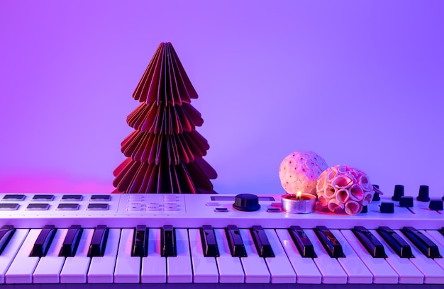 Gratis foto kerstmisachtergrond met midi-toetsenbord en vakantiedecor met neonlichten