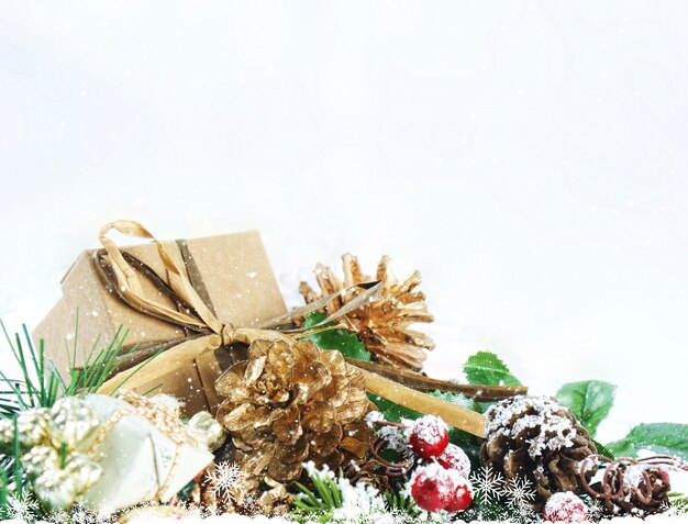 Kerstmisachtergrond met sjofele elegante gift in decoratie