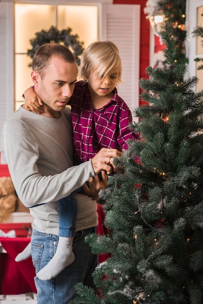 Kerstmisconcept met familie het kopen kerstmisboom