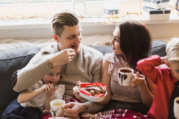 Kerstmisconcept met ouders die koekjes eten