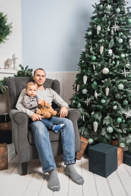 Gratis foto kerstmisconcept met papa en zoon op laag