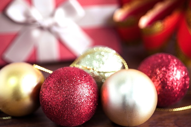 Gratis foto kerstmissamenstelling met glanzende kerstmisballen