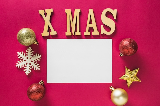 Gratis foto kerstmissamenstelling met leeg document