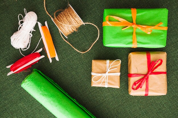 Kerstmissamenstelling met verschillende huidige dozen en kabel