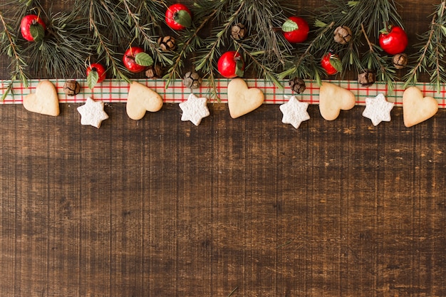 Gratis foto kerstmissamenstelling van koekjes met takken