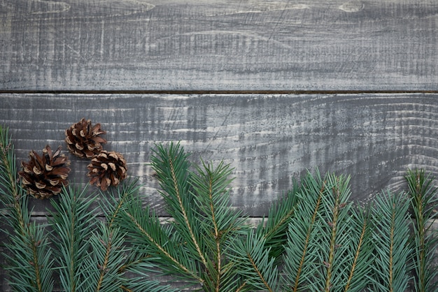 Kerstmisslinger met kegels op hout