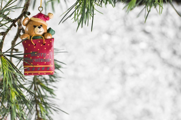 Kerstmisstuk speelgoed het hangen op spar