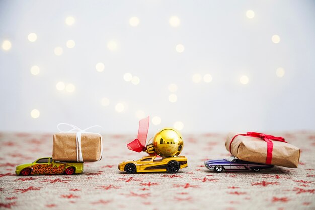 Kerstsamenstelling met speelgoedauto&#39;s