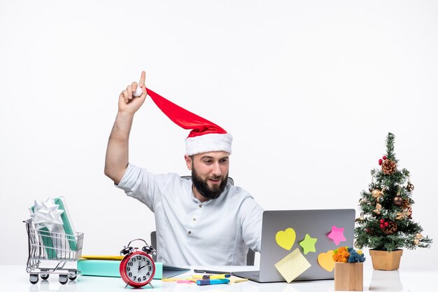 Kerstsfeer met drukke jonge volwassene die met zijn kerstman aan het werk is