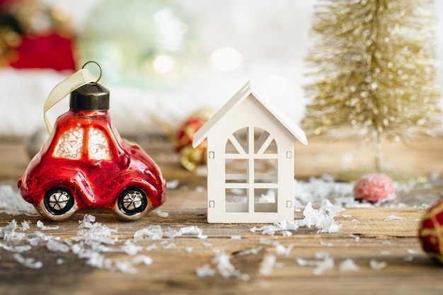 Gratis foto kerstspeelgoedauto en details van het kerstdecor op een onscherpe achtergrond