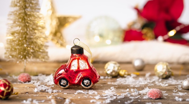 Kerstspeelgoedauto en details van het kerstdecor op een onscherpe achtergrond