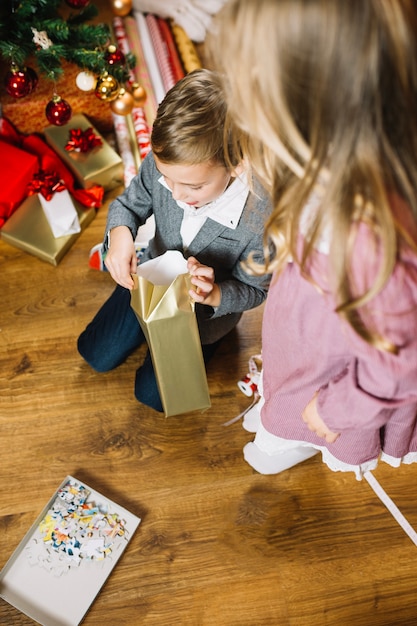 Kersttafereel met twee kinderen