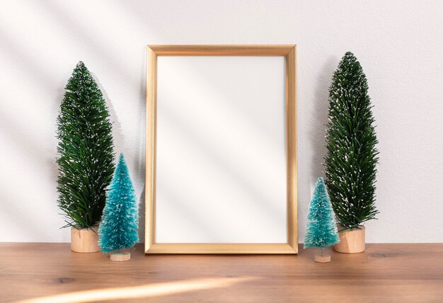 Kerstvakantie groet frame ontwerp mockup met decoratie op houten tafel.