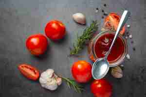 Gratis foto ketchup of tomatensaus met verse tomaat
