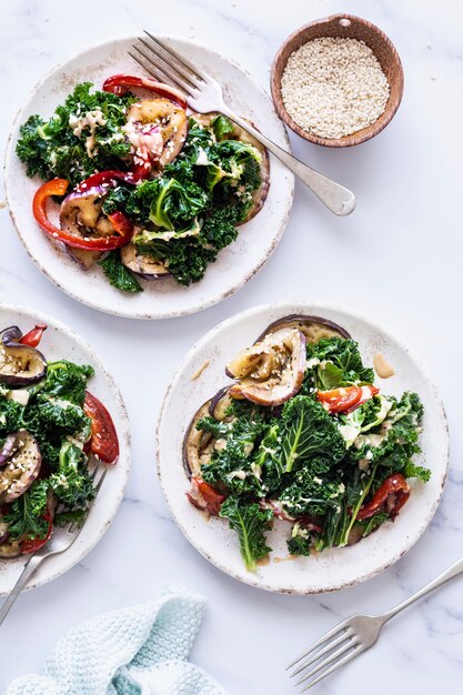 Ketosalade met geroosterde aubergine en boerenkool