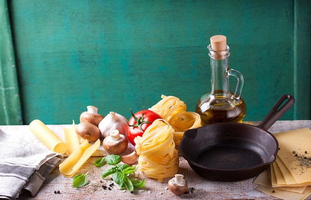 Keukentafel met koekenpan en verse pasta