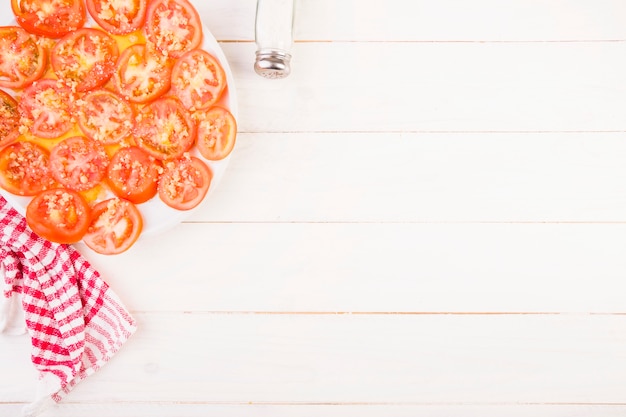 Gratis foto keukentafel met tomatenplaat