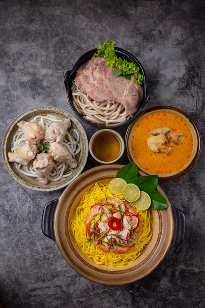 Khao Soi Udon dan ingrediënten zijn kip, varkensvlees, garnalen.