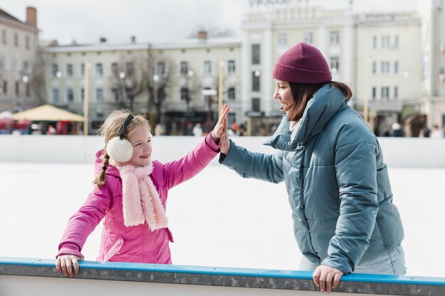 Kid en moeder geven high five