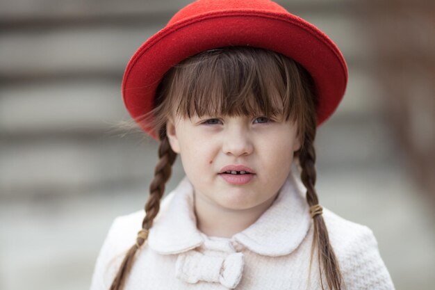 Kid meisje met staartjes in hoed close-up