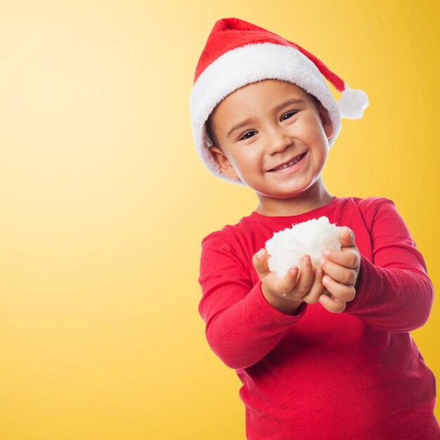 Kid met sneeuw in zijn handen