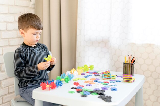 Kid op stoel binnenshuis spelen