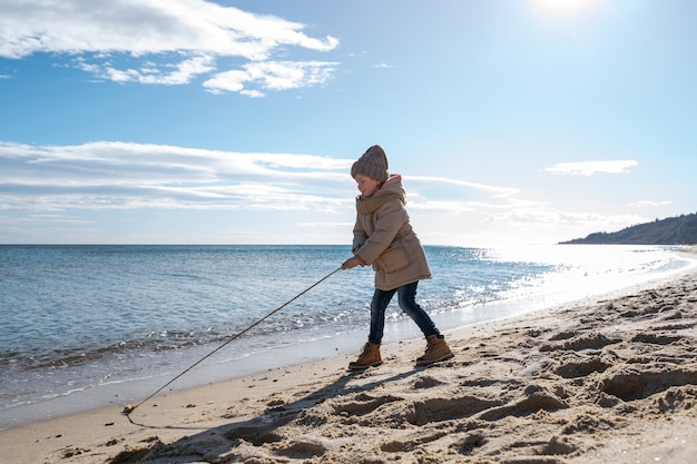 Kid plezier op het strand full shot