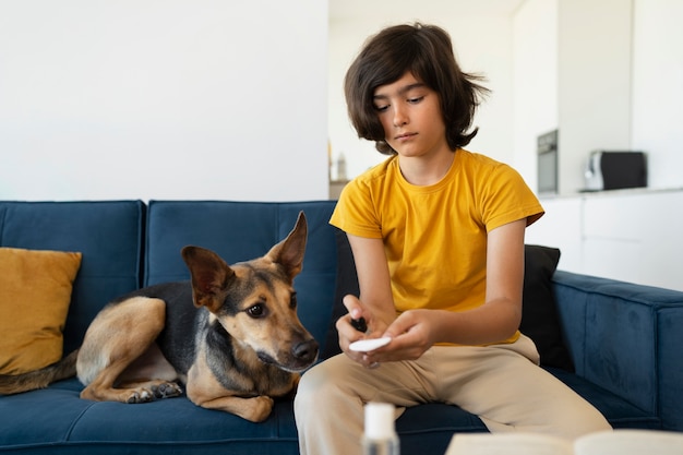 Kid schoonmaak hond vooraanzicht