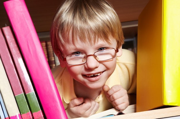 Kid speelt in de bibliotheek