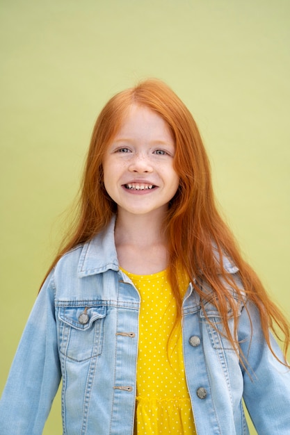 Gratis foto kid studio portret geïsoleerd