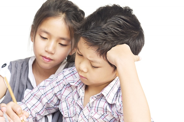 Kid zijn huiswerk samen op witte achtergrond