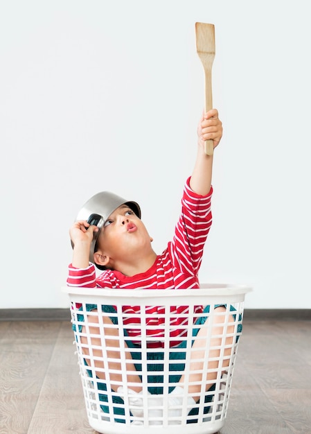 Kid zitten in wasmand