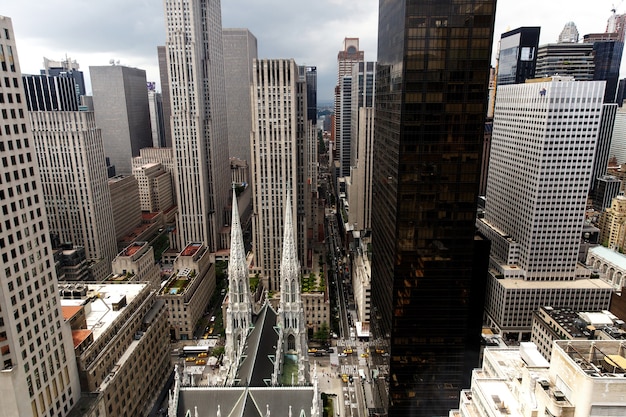 Kijk van boven naar de Saint Patrick&#39;s Cathedral in New York