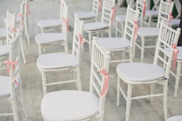 Kijk van bovenaf naar witte stoelen op een witte veranda