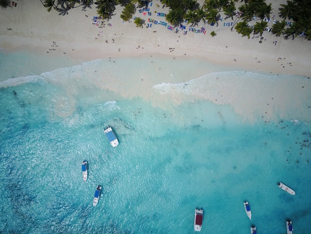 Kijk vanaf boven bij turkoois water langs gouden strand ergens in Dominicaanse Republiek