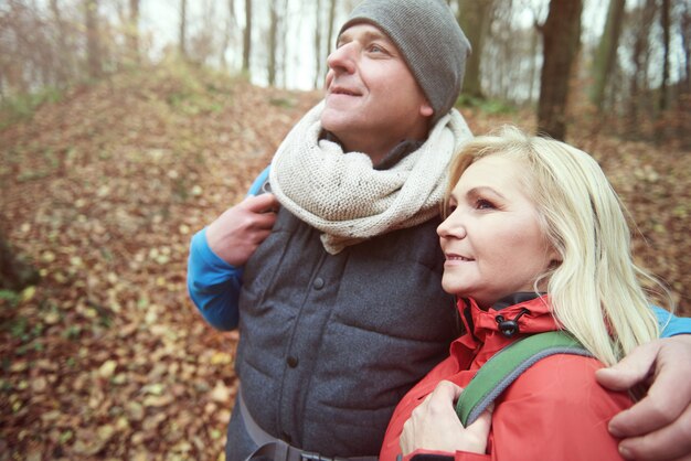 Kijkend naar hun doel in de berg