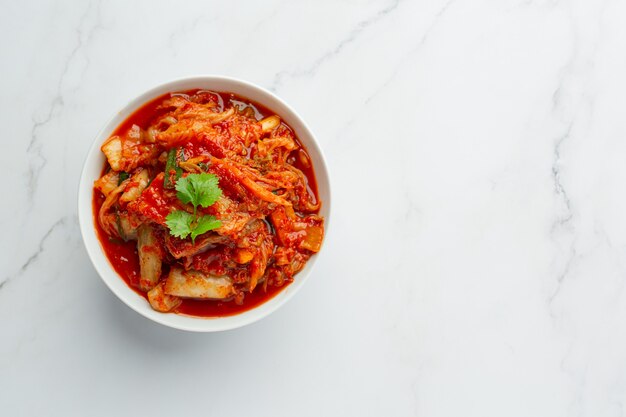 kimchi klaar om in kom te eten