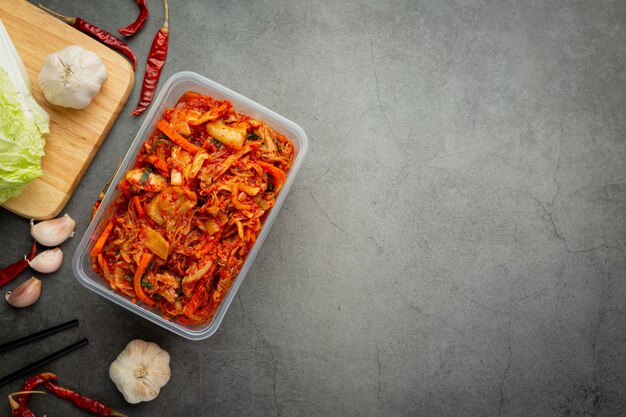 kimchi klaar om te eten in een plastic doos