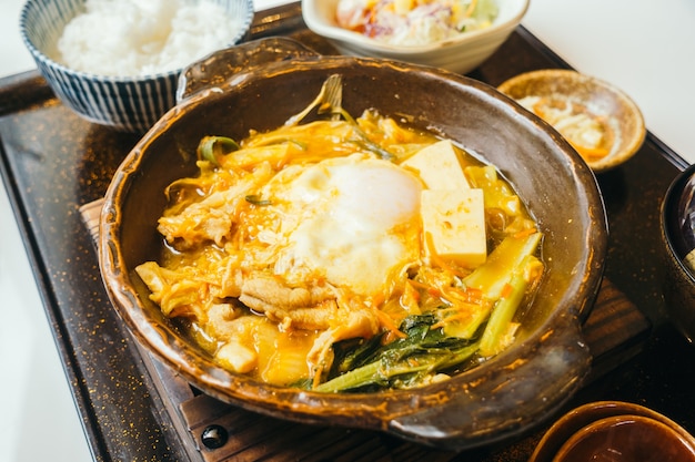 Kimchi nabe in hete plaat met rijst