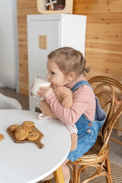 Gratis foto kind aan het spelen in hun kamer