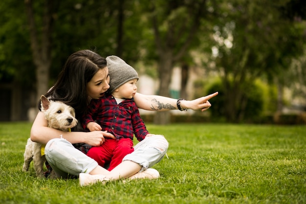 Kind baby lopen gelukkige moeder